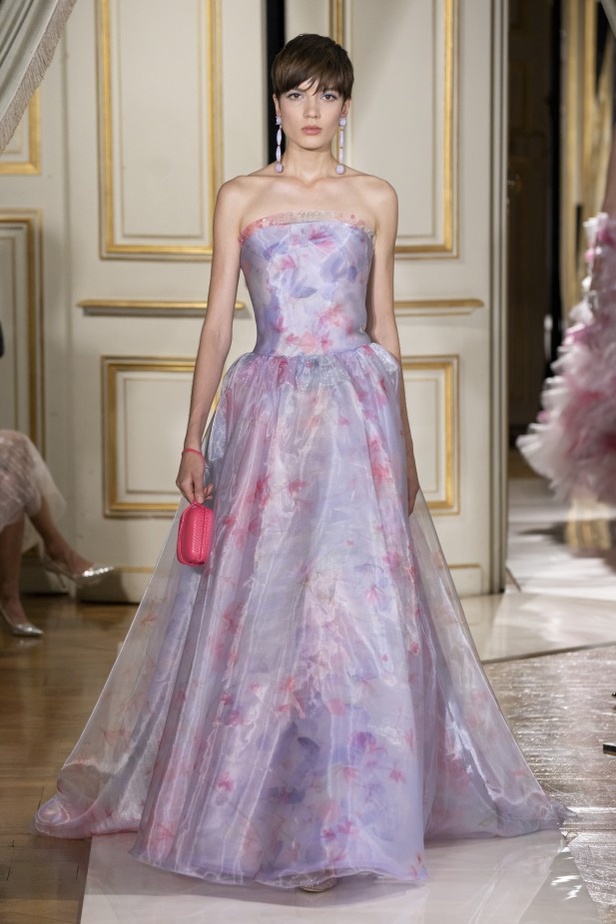 عرض ازياء مجموعة GIORGIO ARMANI PRIVE للهوت كوتور لخريف 2021 في باريس