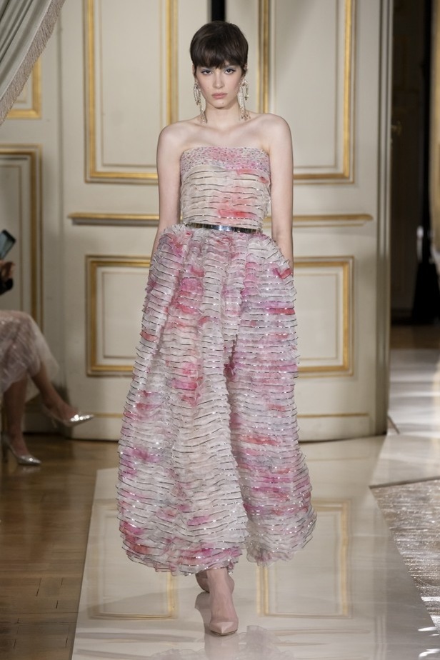 عرض ازياء مجموعة GIORGIO ARMANI PRIVE للهوت كوتور لخريف 2021 في باريس