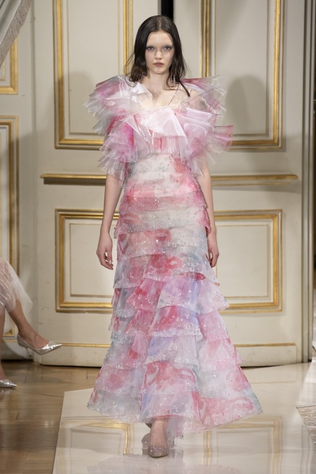 عرض ازياء مجموعة GIORGIO ARMANI PRIVE للهوت كوتور لخريف 2021 في باريس