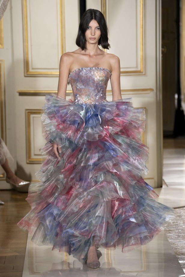 عرض ازياء مجموعة GIORGIO ARMANI PRIVE للهوت كوتور لخريف 2021 في باريس