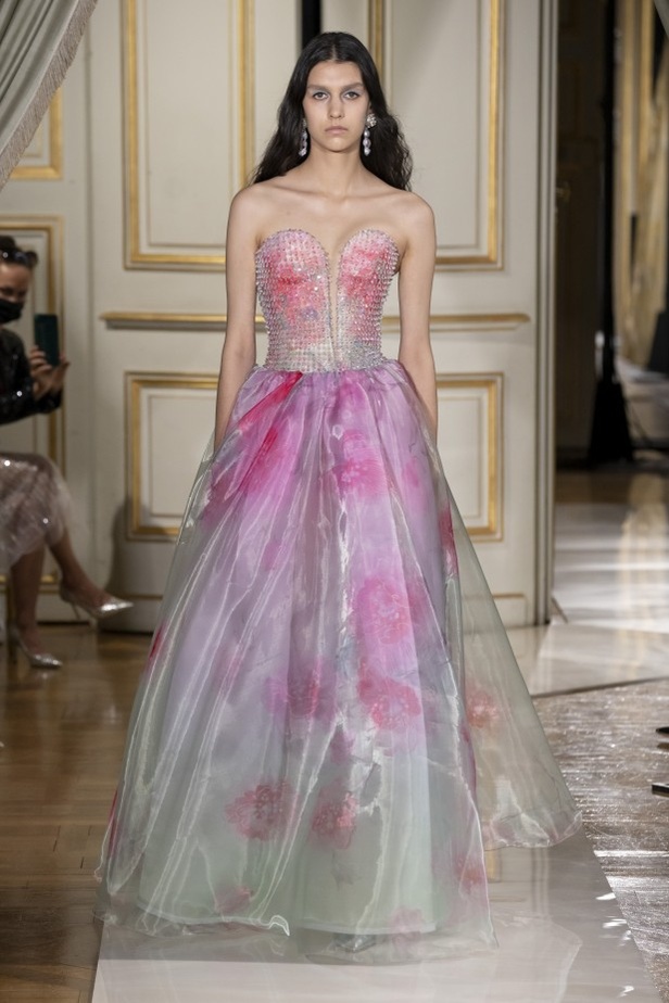 عرض ازياء مجموعة GIORGIO ARMANI PRIVE للهوت كوتور لخريف 2021 في باريس