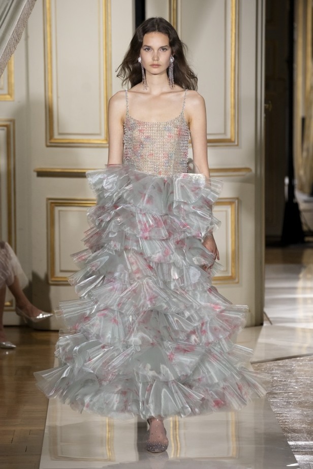 عرض ازياء مجموعة GIORGIO ARMANI PRIVE للهوت كوتور لخريف 2021 في باريس