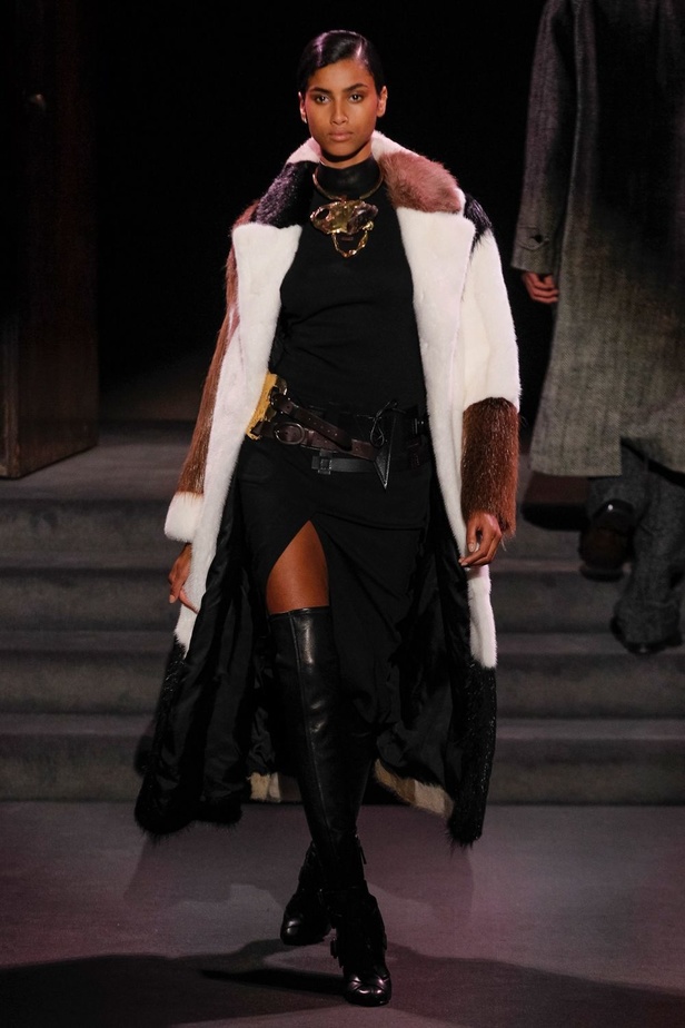 توم فورد يتخطى التقاليد ويطرح ازياء شتاء 2016