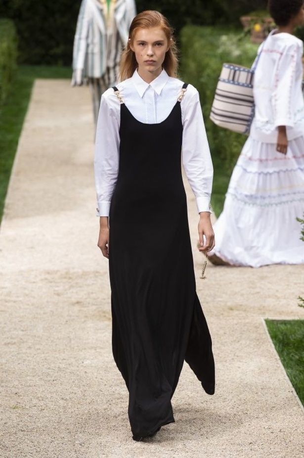 توري بورش تنقلنا الى ربيع وصيف 2019 بتصاميم عصرية وانيقة