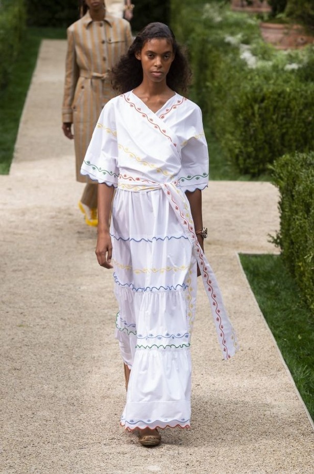 توري بورش تنقلنا الى ربيع وصيف 2019 بتصاميم عصرية وانيقة