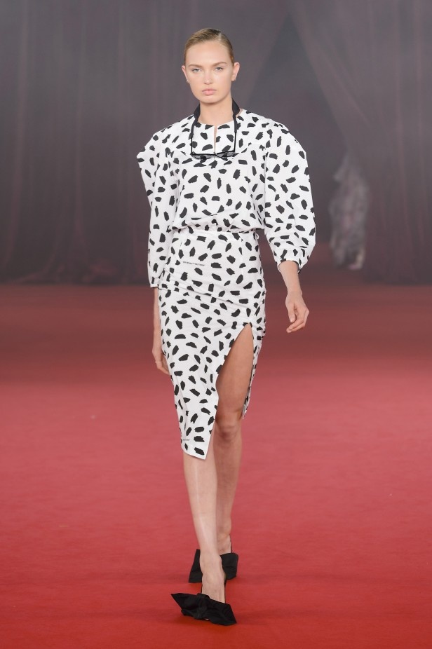 مجموعة أزياء اوف وايت لربيع ٢٠١٨