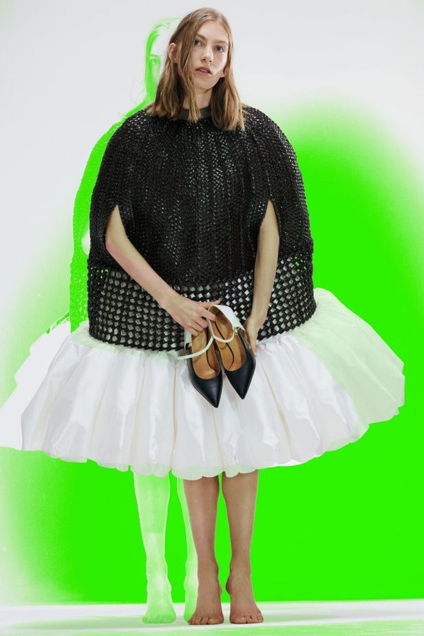 عرض ازياء LOEWE مجموعة ربيع وصيف 2021 من اسبوع الموضة في باريس