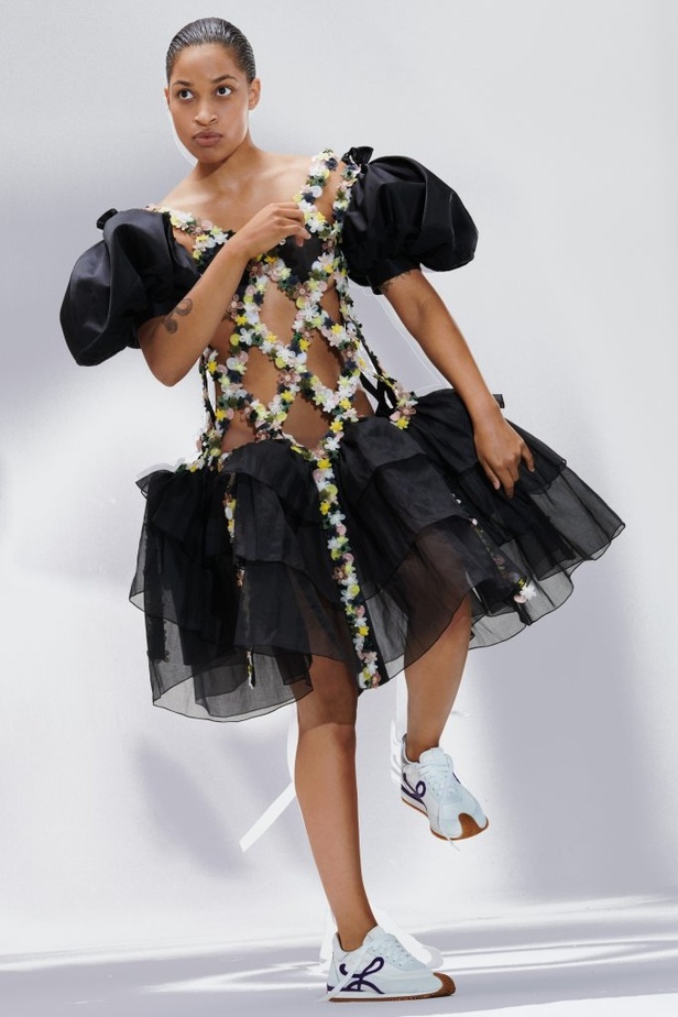 عرض ازياء LOEWE مجموعة ربيع وصيف 2021 من اسبوع الموضة في باريس