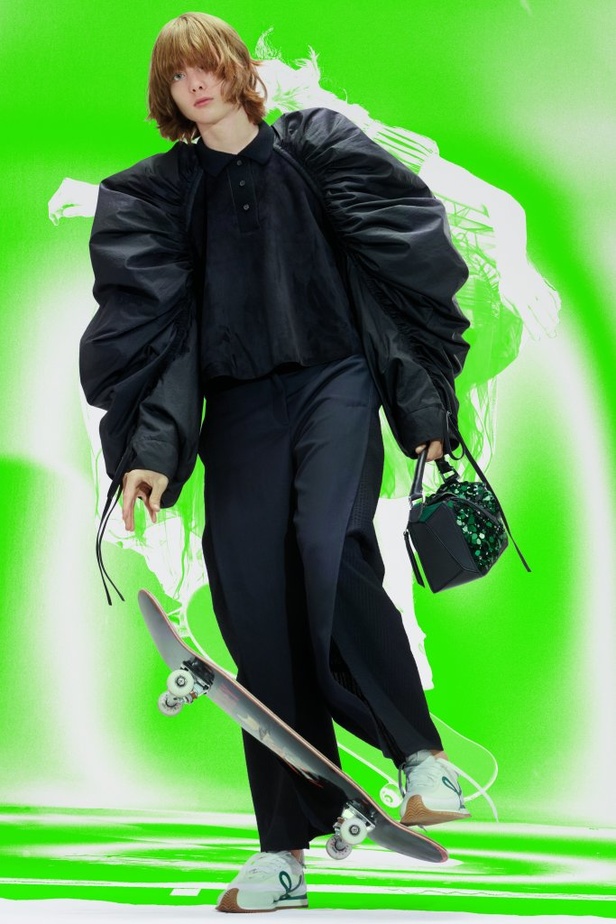 عرض ازياء LOEWE مجموعة ربيع وصيف 2021 من اسبوع الموضة في باريس