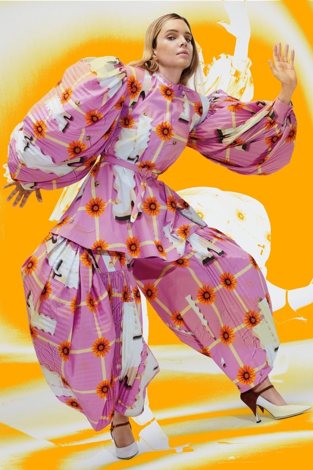 عرض ازياء LOEWE مجموعة ربيع وصيف 2021 من اسبوع الموضة في باريس