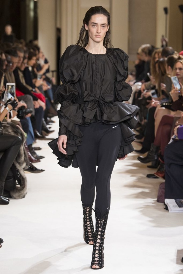 مجموعة جيامباتيستا فالي Giambattista Valli لخريف وشتاء 2017