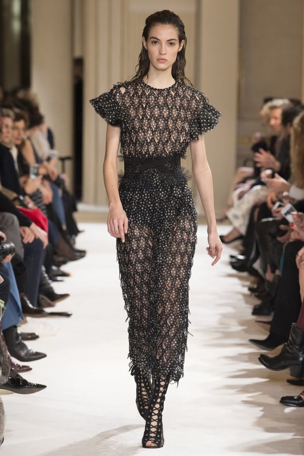 مجموعة جيامباتيستا فالي Giambattista Valli لخريف وشتاء 2017