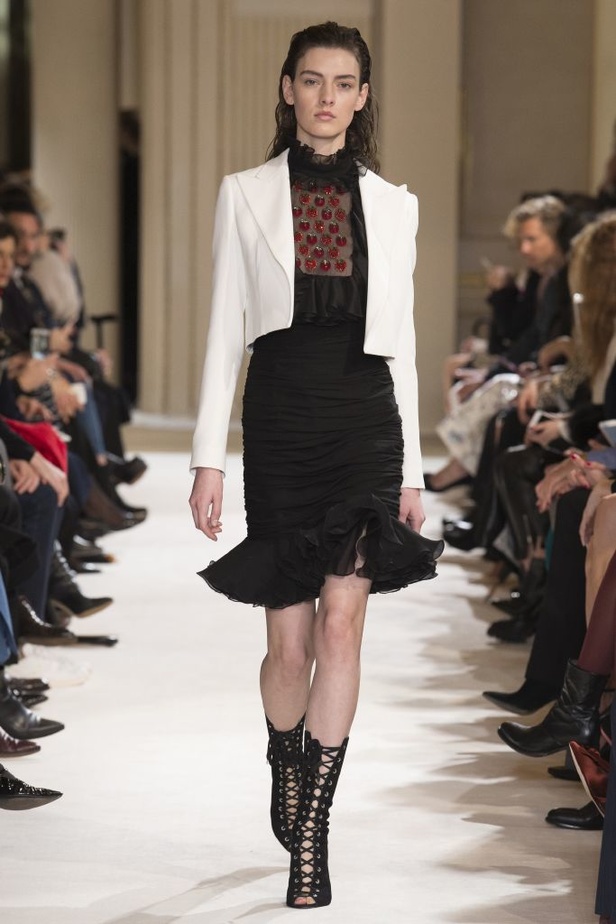 مجموعة جيامباتيستا فالي Giambattista Valli لخريف وشتاء 2017