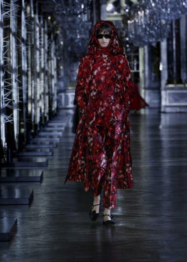 مجموعة ديور Dior لخريف وشتاء 2021-2022 تنقلنا إلى عالم القصص الخيالية بتصاميم أنثوية ساحرة