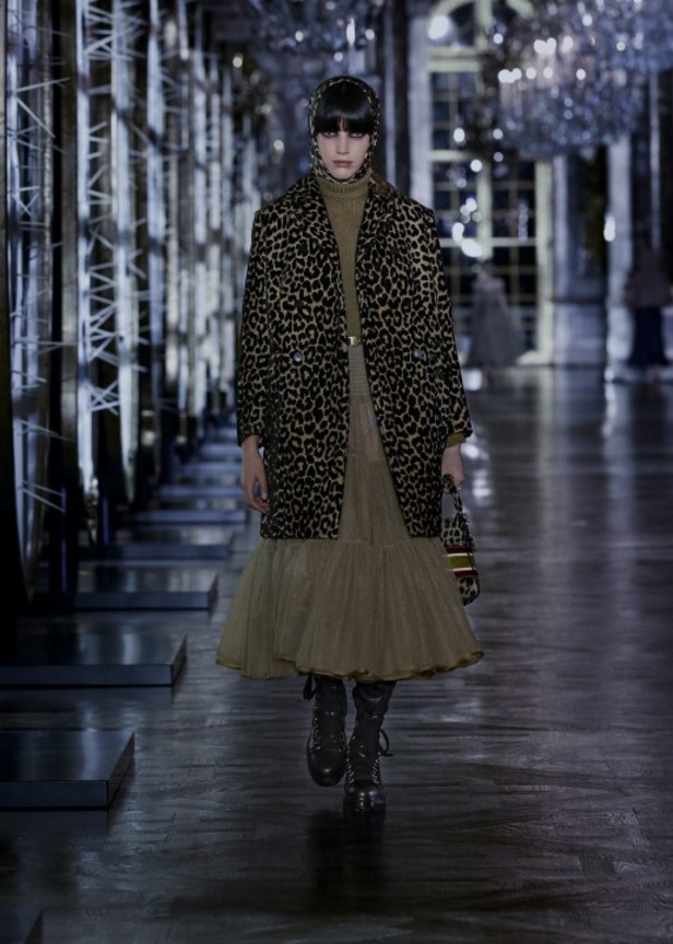 مجموعة ديور Dior لخريف وشتاء 2021-2022 تنقلنا إلى عالم القصص الخيالية بتصاميم أنثوية ساحرة