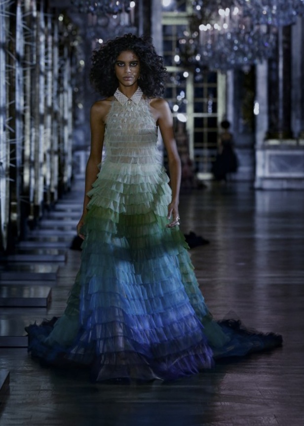 مجموعة ديور Dior لخريف وشتاء 2021-2022 تنقلنا إلى عالم القصص الخيالية بتصاميم أنثوية ساحرة