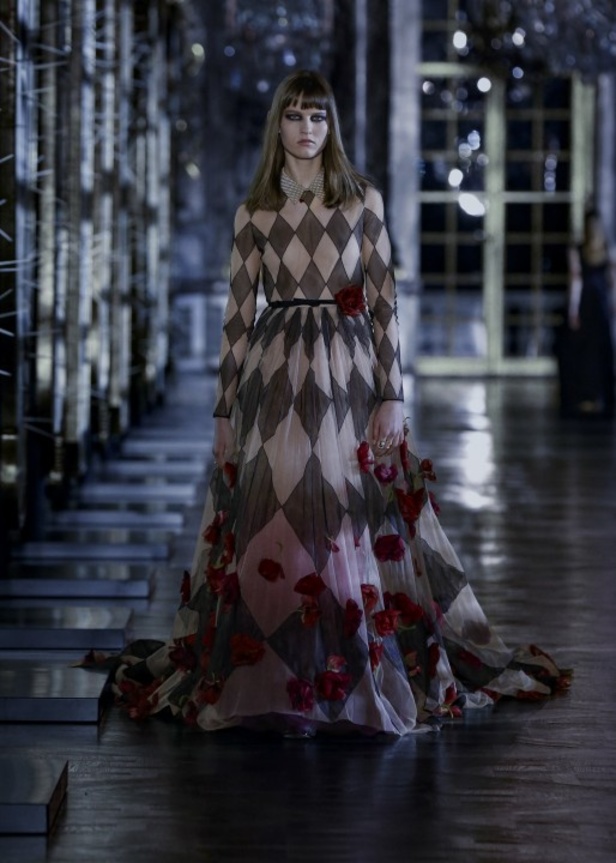 مجموعة ديور Dior لخريف وشتاء 2021-2022 تنقلنا إلى عالم القصص الخيالية بتصاميم أنثوية ساحرة