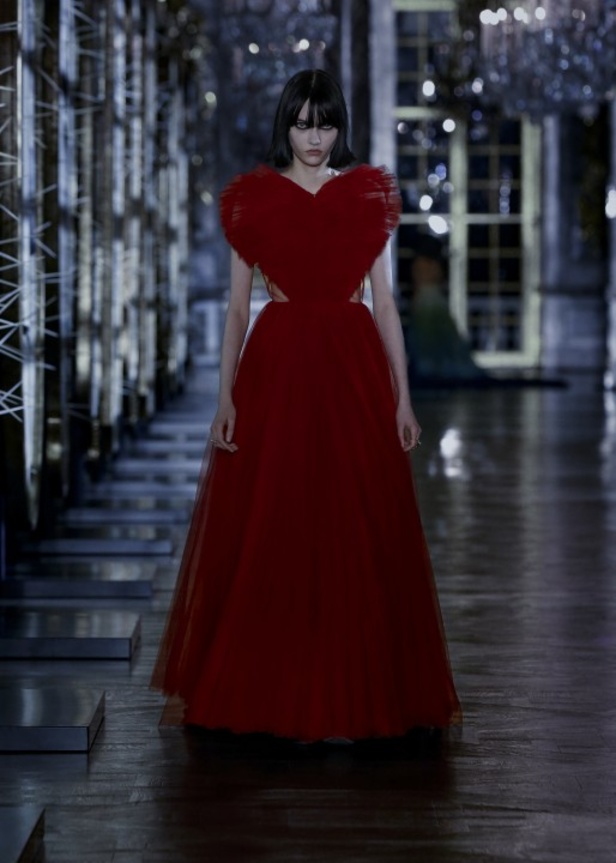 مجموعة ديور Dior لخريف وشتاء 2021-2022 تنقلنا إلى عالم القصص الخيالية بتصاميم أنثوية ساحرة