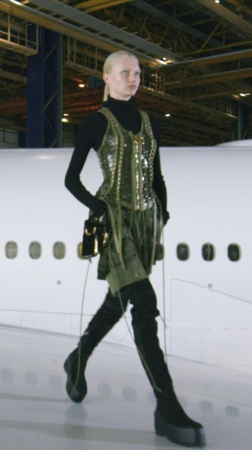 عرض أزياء Balmain لخريف وشتاء 2021-2022