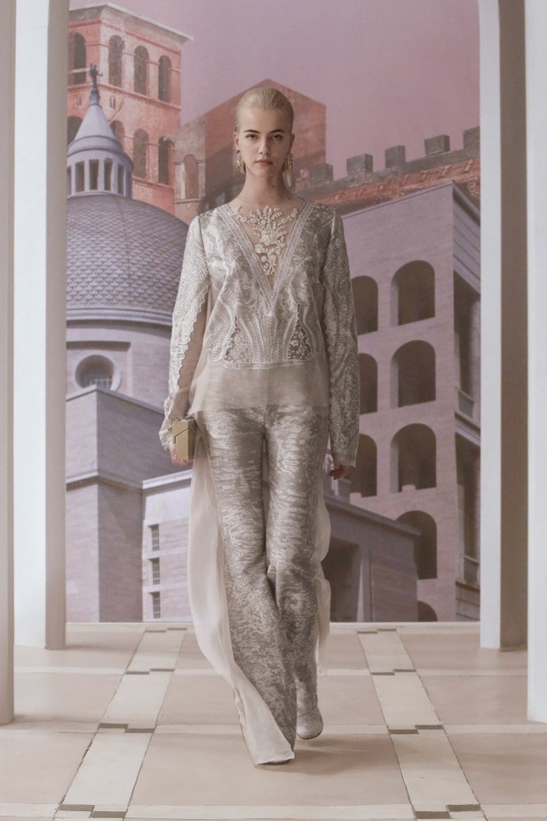 عرض أزياء دار Fendi للأزياء الراقية لخريف وشتاء 2021-2022