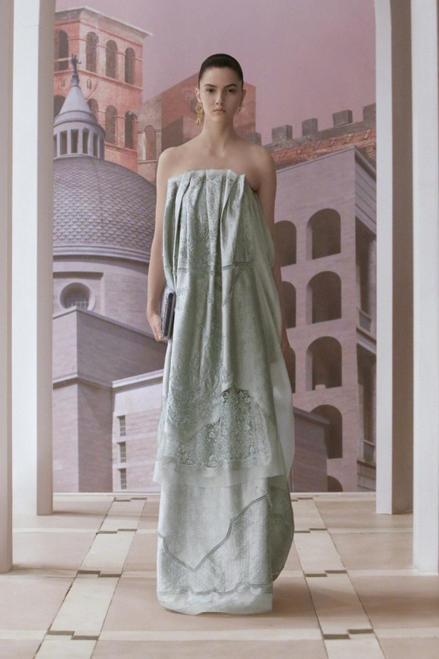 عرض أزياء دار Fendi للأزياء الراقية لخريف وشتاء 2021-2022