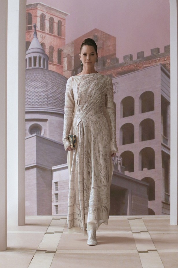 عرض أزياء دار Fendi للأزياء الراقية لخريف وشتاء 2021-2022