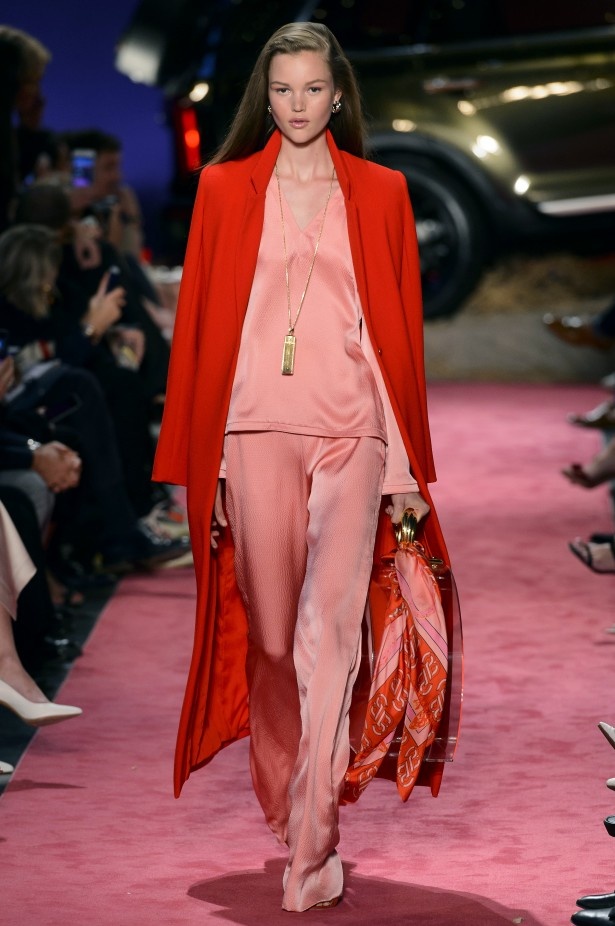 مجموعة مليئة بالألوان من Brandon Maxwell لربيع وصيف 2019