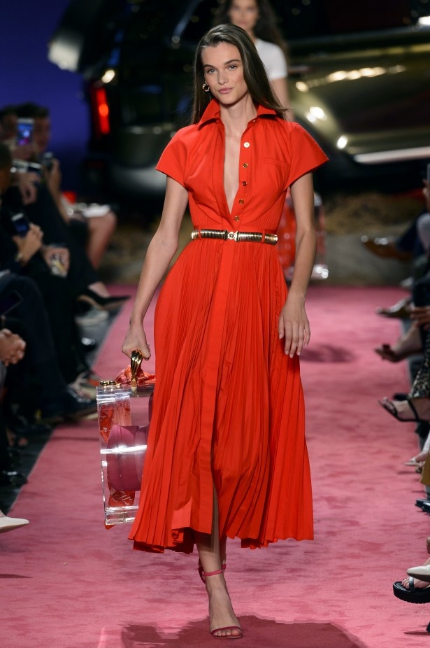 مجموعة مليئة بالألوان من Brandon Maxwell لربيع وصيف 2019