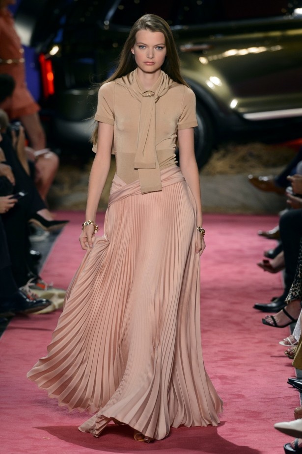 مجموعة مليئة بالألوان من Brandon Maxwell لربيع وصيف 2019