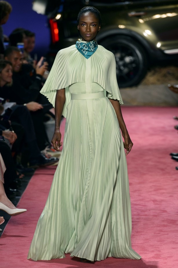 مجموعة مليئة بالألوان من Brandon Maxwell لربيع وصيف 2019