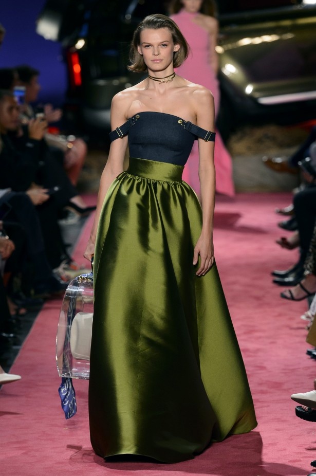 مجموعة مليئة بالألوان من Brandon Maxwell لربيع وصيف 2019