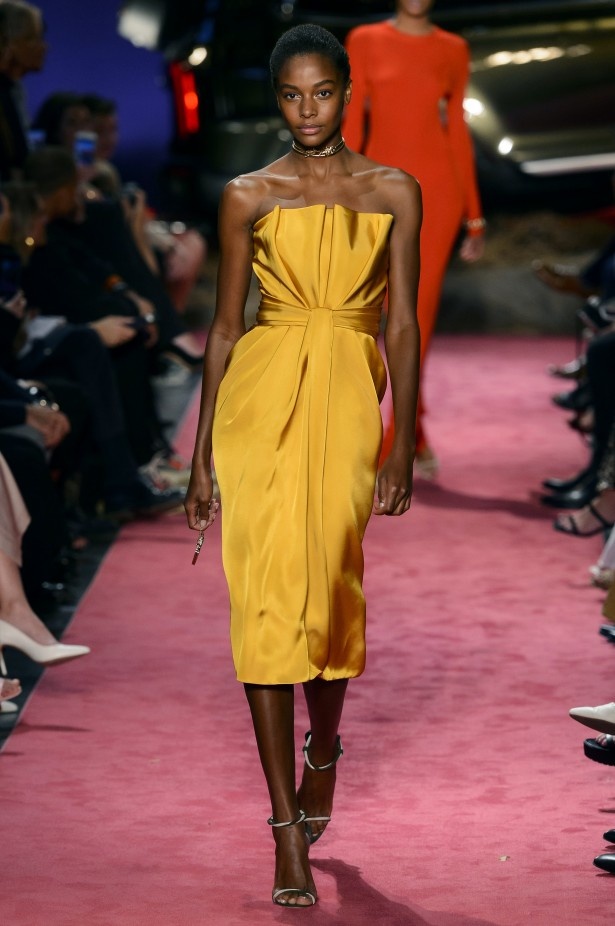 مجموعة مليئة بالألوان من Brandon Maxwell لربيع وصيف 2019