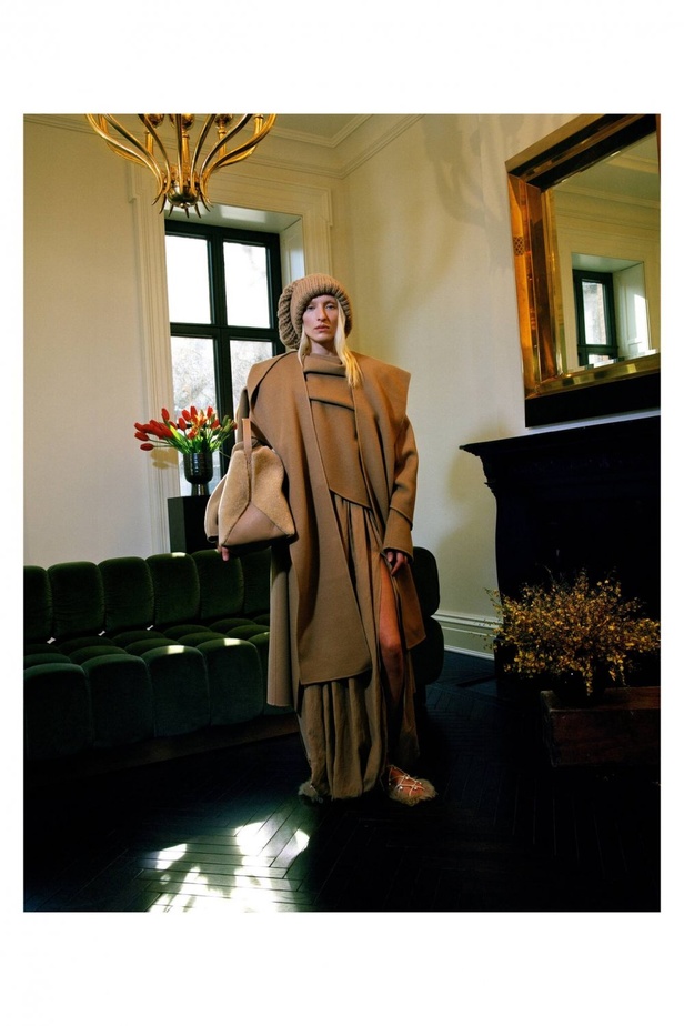 عرض ازياء مجموعة ALTUZARRA لخريف وشتاء 2021-2022 من اسبوع الموضة في باريس