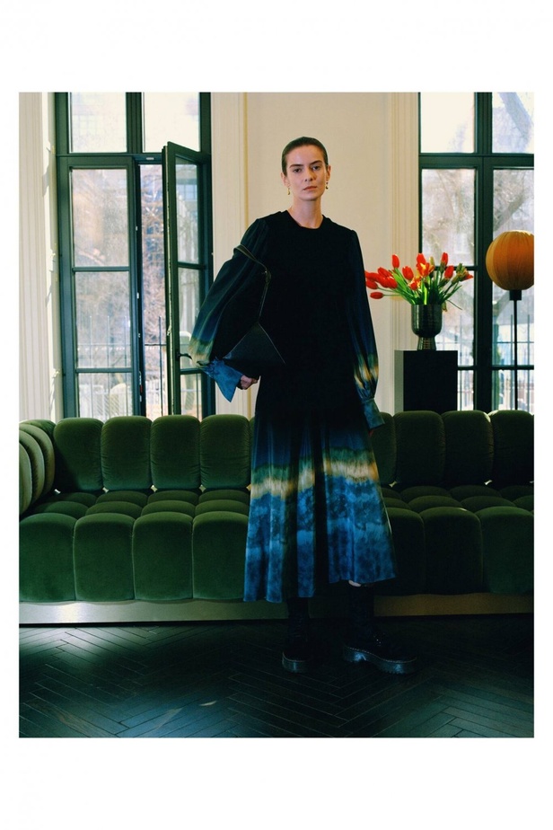 عرض ازياء مجموعة ALTUZARRA لخريف وشتاء 2021-2022 من اسبوع الموضة في باريس