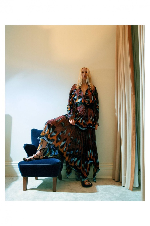 عرض ازياء مجموعة ALTUZARRA لخريف وشتاء 2021-2022 من اسبوع الموضة في باريس