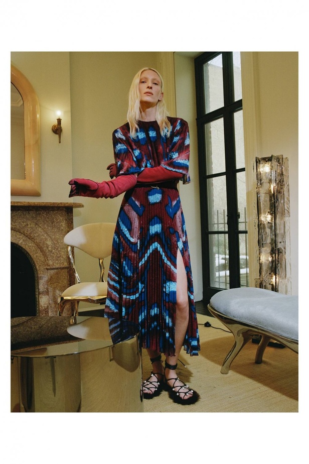 عرض ازياء مجموعة ALTUZARRA لخريف وشتاء 2021-2022 من اسبوع الموضة في باريس