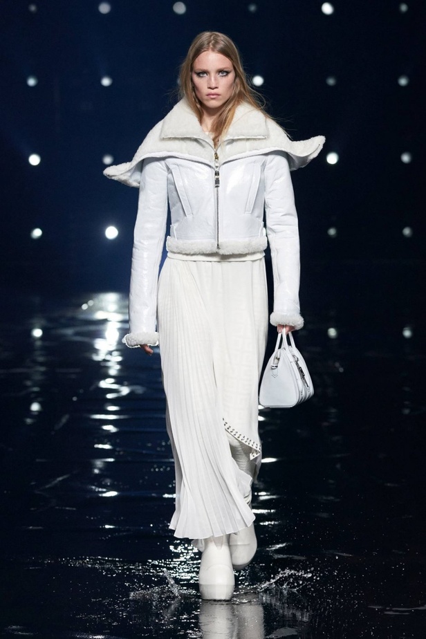 عرض أزياء مجموعة جيفنشي Givenchy لموضة خريف وشتاء 2021-2022