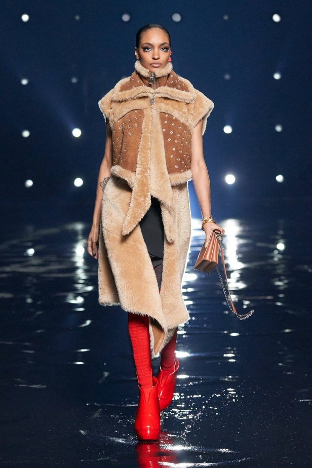 عرض أزياء مجموعة جيفنشي Givenchy لموضة خريف وشتاء 2021-2022