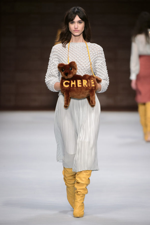  المرأة من قوة وإصرار مع مجموعة Elisabetta Franchi 