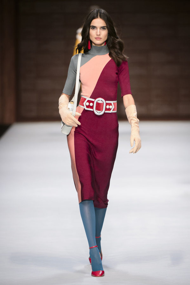  المرأة من قوة وإصرار مع مجموعة Elisabetta Franchi 