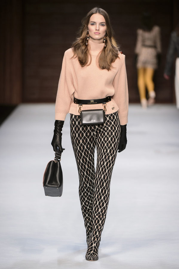  المرأة من قوة وإصرار مع مجموعة Elisabetta Franchi 