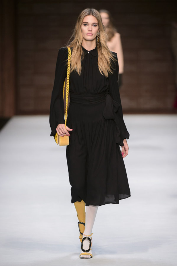  المرأة من قوة وإصرار مع مجموعة Elisabetta Franchi 