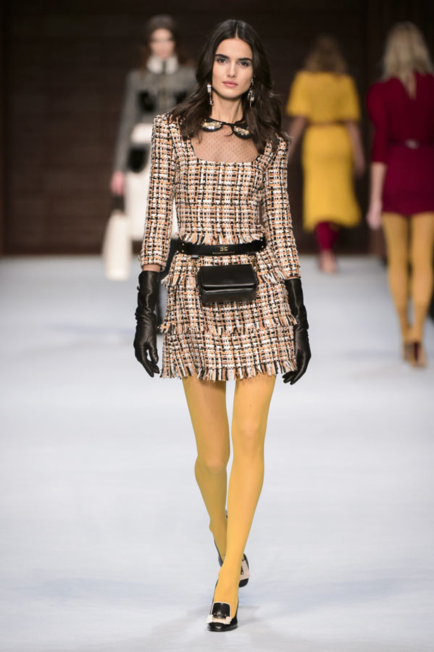  المرأة من قوة وإصرار مع مجموعة Elisabetta Franchi 