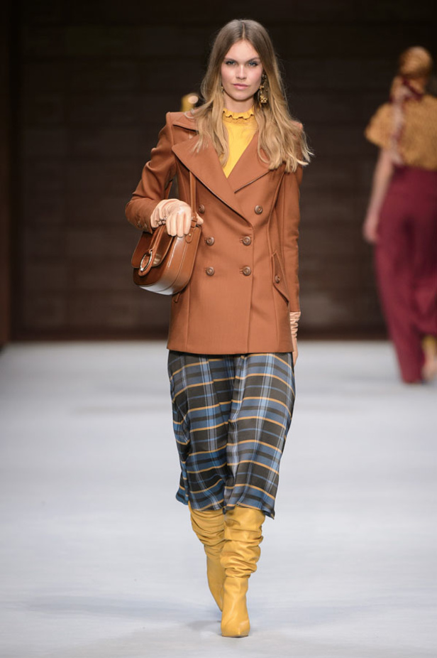  المرأة من قوة وإصرار مع مجموعة Elisabetta Franchi 