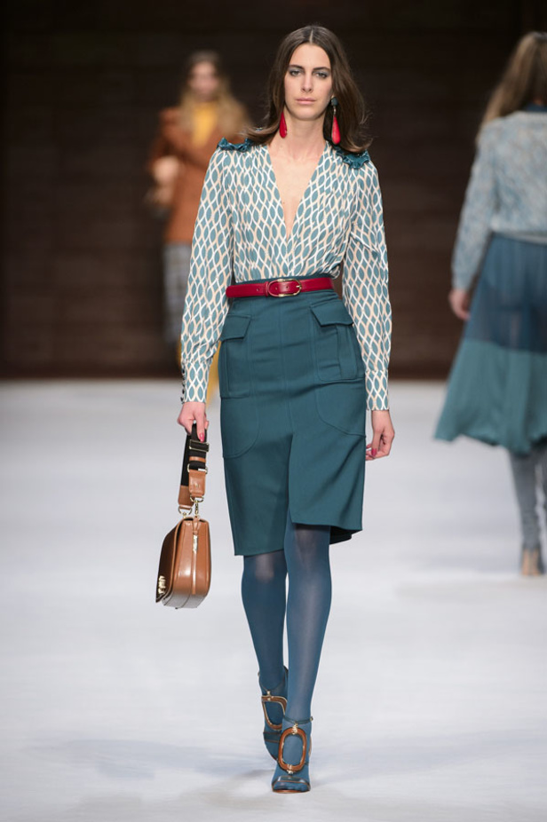  المرأة من قوة وإصرار مع مجموعة Elisabetta Franchi 