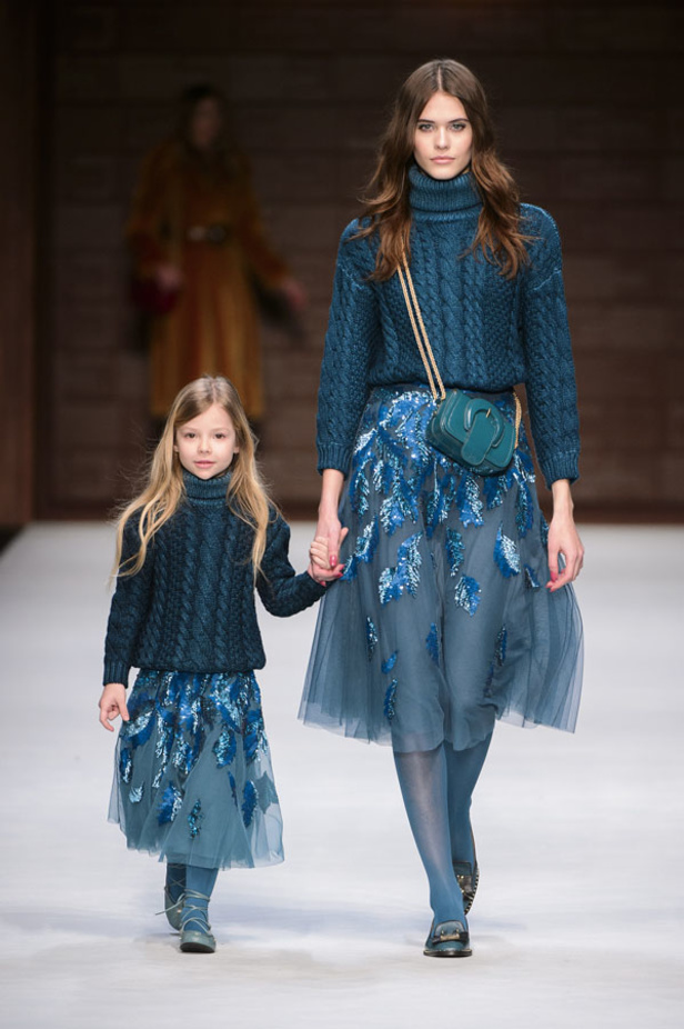  المرأة من قوة وإصرار مع مجموعة Elisabetta Franchi 