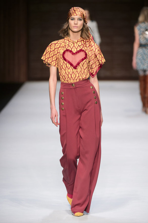  المرأة من قوة وإصرار مع مجموعة Elisabetta Franchi 