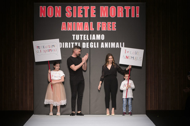  المرأة من قوة وإصرار مع مجموعة Elisabetta Franchi 