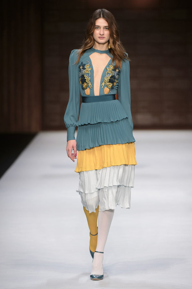  المرأة من قوة وإصرار مع مجموعة Elisabetta Franchi 