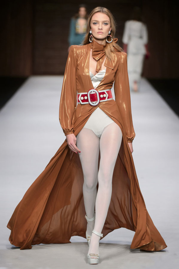  المرأة من قوة وإصرار مع مجموعة Elisabetta Franchi 